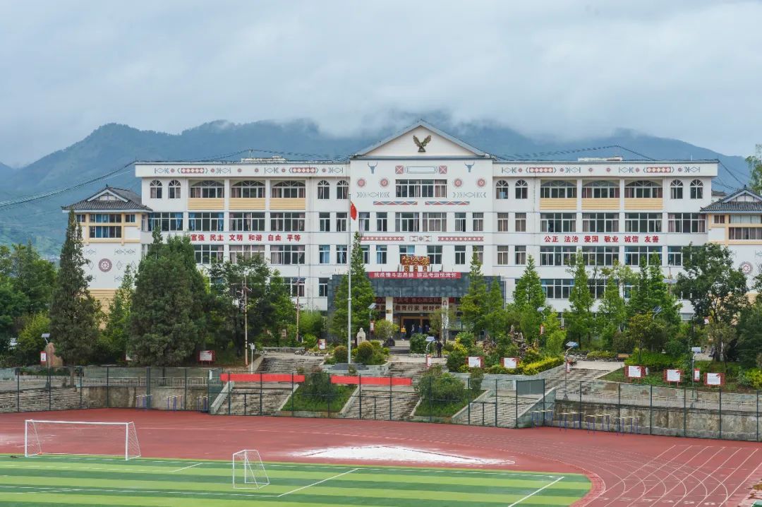 民族儿女的"舅舅"当上了成千上万创办一所学校云南省丽江市宁蒗彝族
