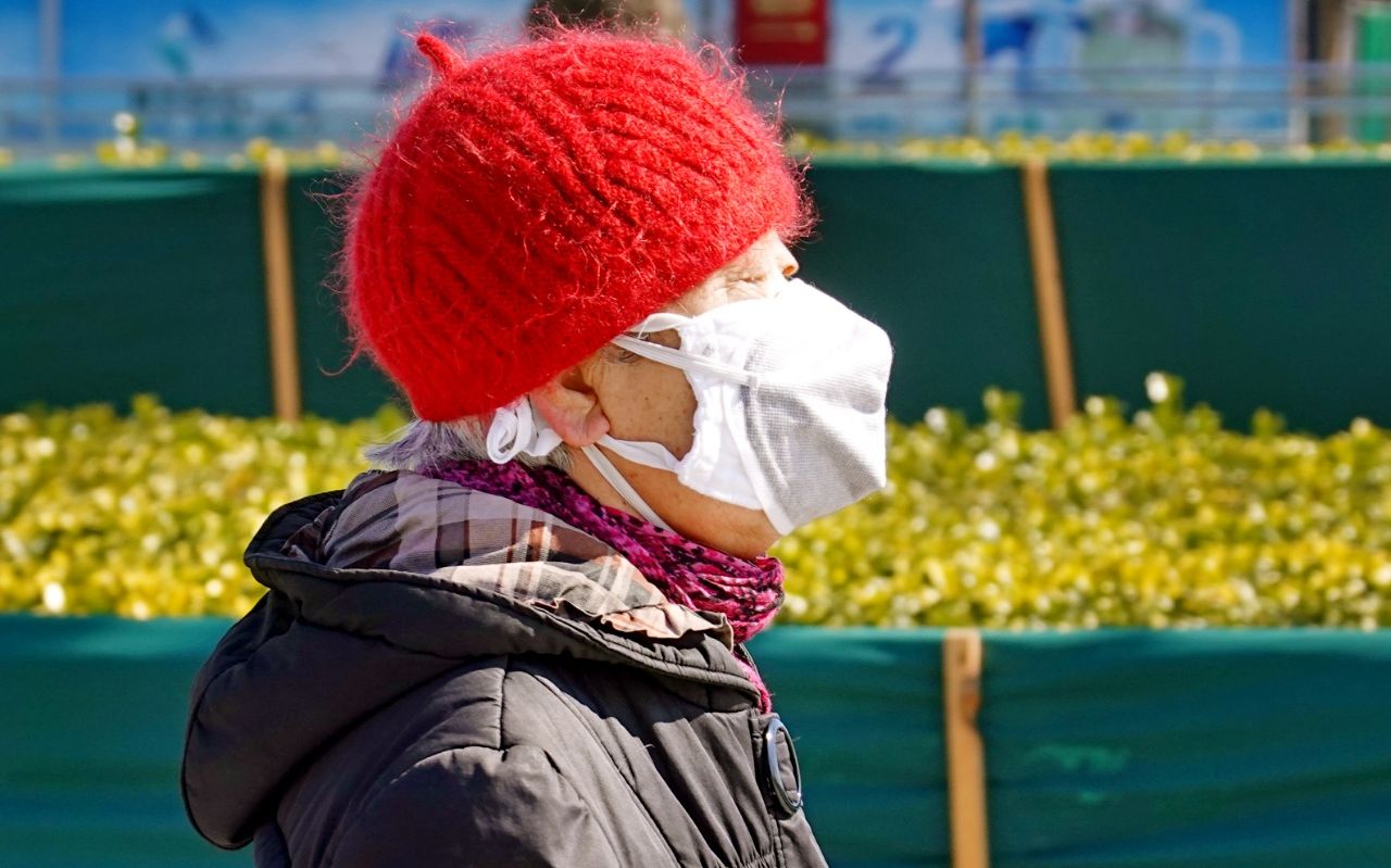 疫情挡不住春天丽日风和市民戴口罩赏春