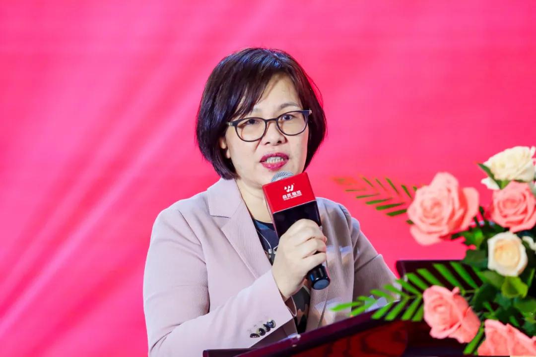 广州益武国际展览有限公司董事长胡卫红为颁奖典礼致辞