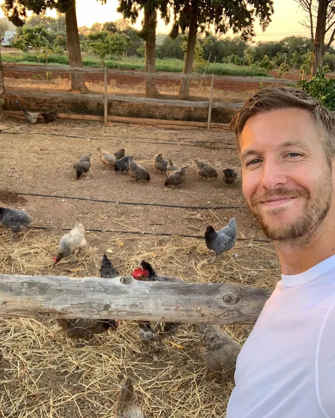 他是全球顶级的百大dj,不爱音乐偏爱养鸡