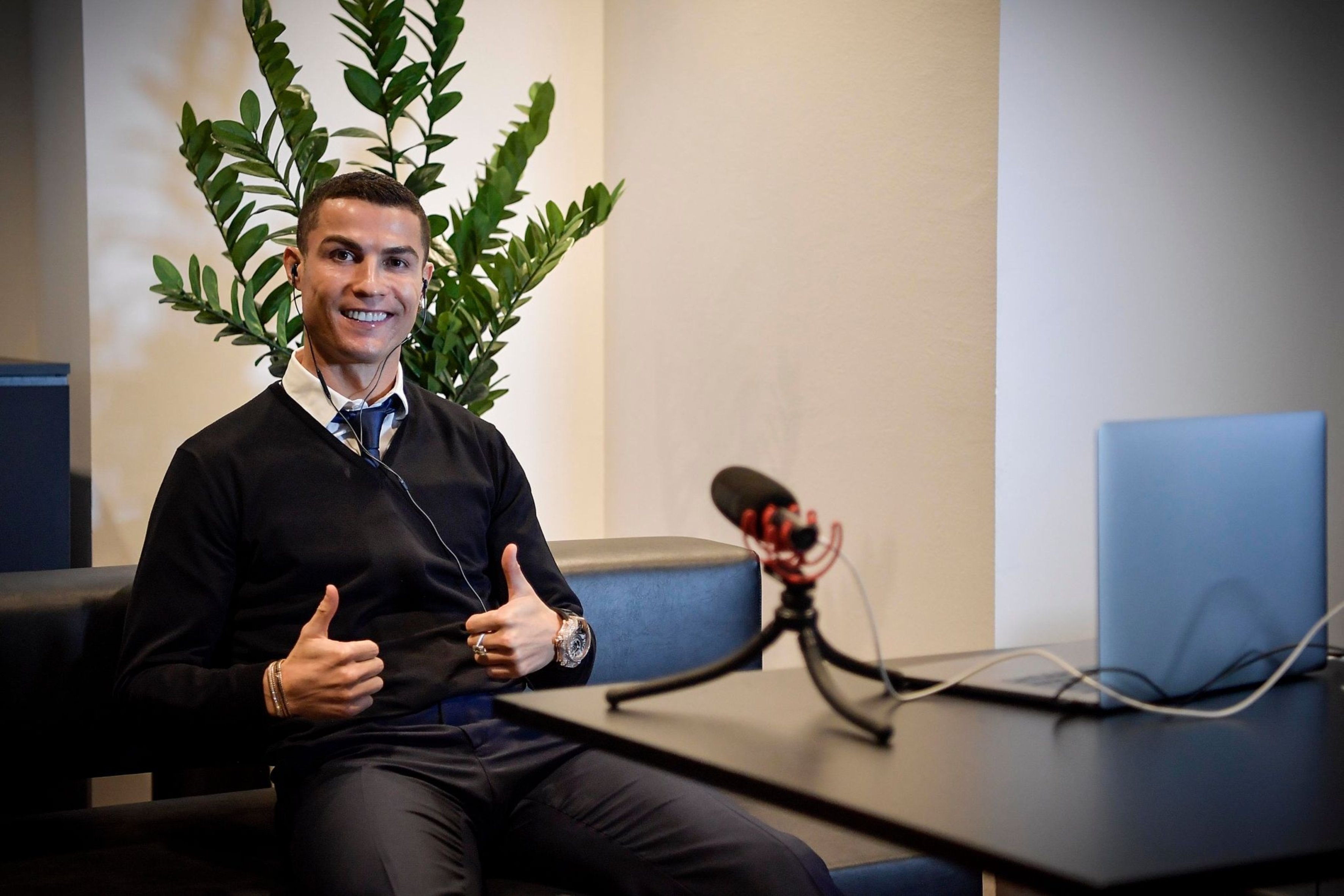 c罗fifa最佳球员投票前三:莱万,梅西,姆巴佩