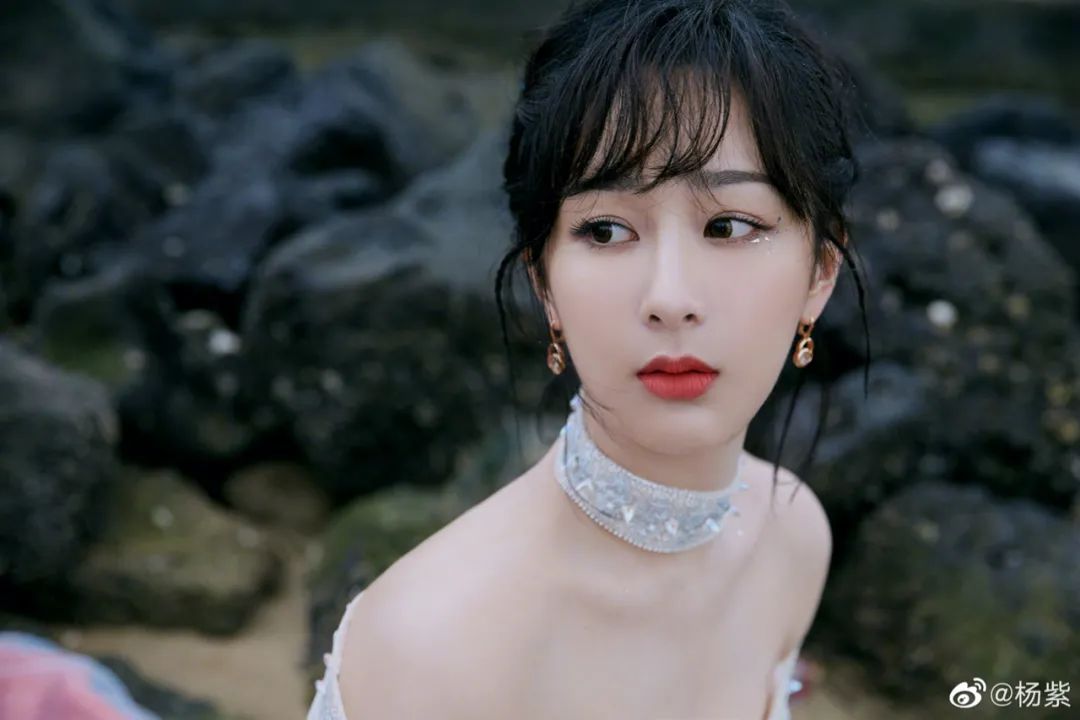 bao美啦杨紫穿个一字肩礼服而已造型师被骂上热搜