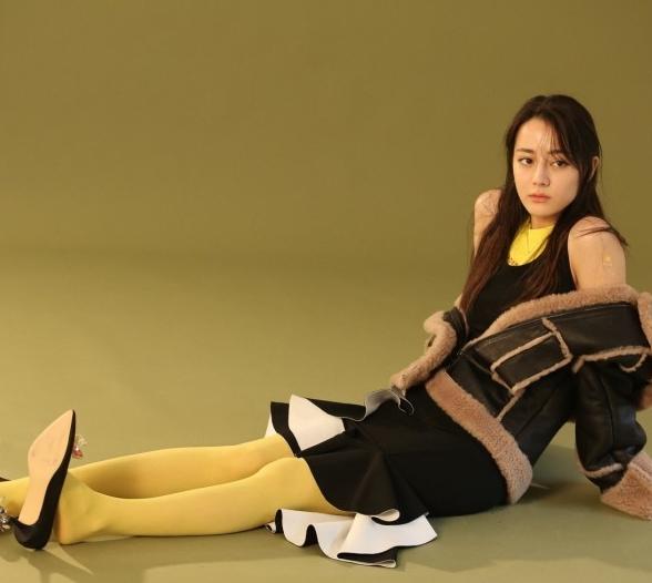 迪丽热巴挑战最土“香蕉袜”！意外显瘦又时尚，不是谁都敢穿