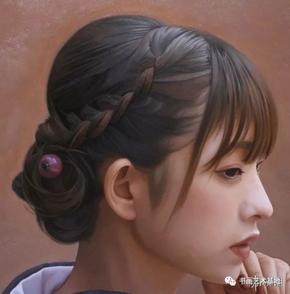 日本油画家日本油画家冈靖知 Yasutomo Oka 19年出生于日本的爱知县 是日本超写实绘画第一人 他的作品以恬静唯美女性人像为主 凤凰网