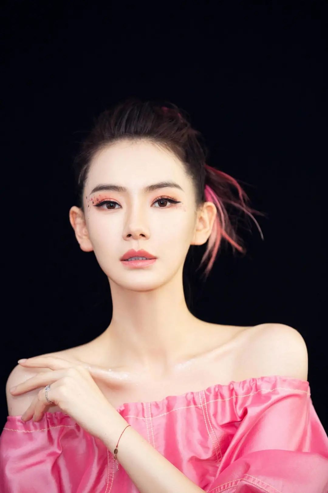 美妆博主戚薇功力大涨妆容好看发型也要配成套手残党有救了