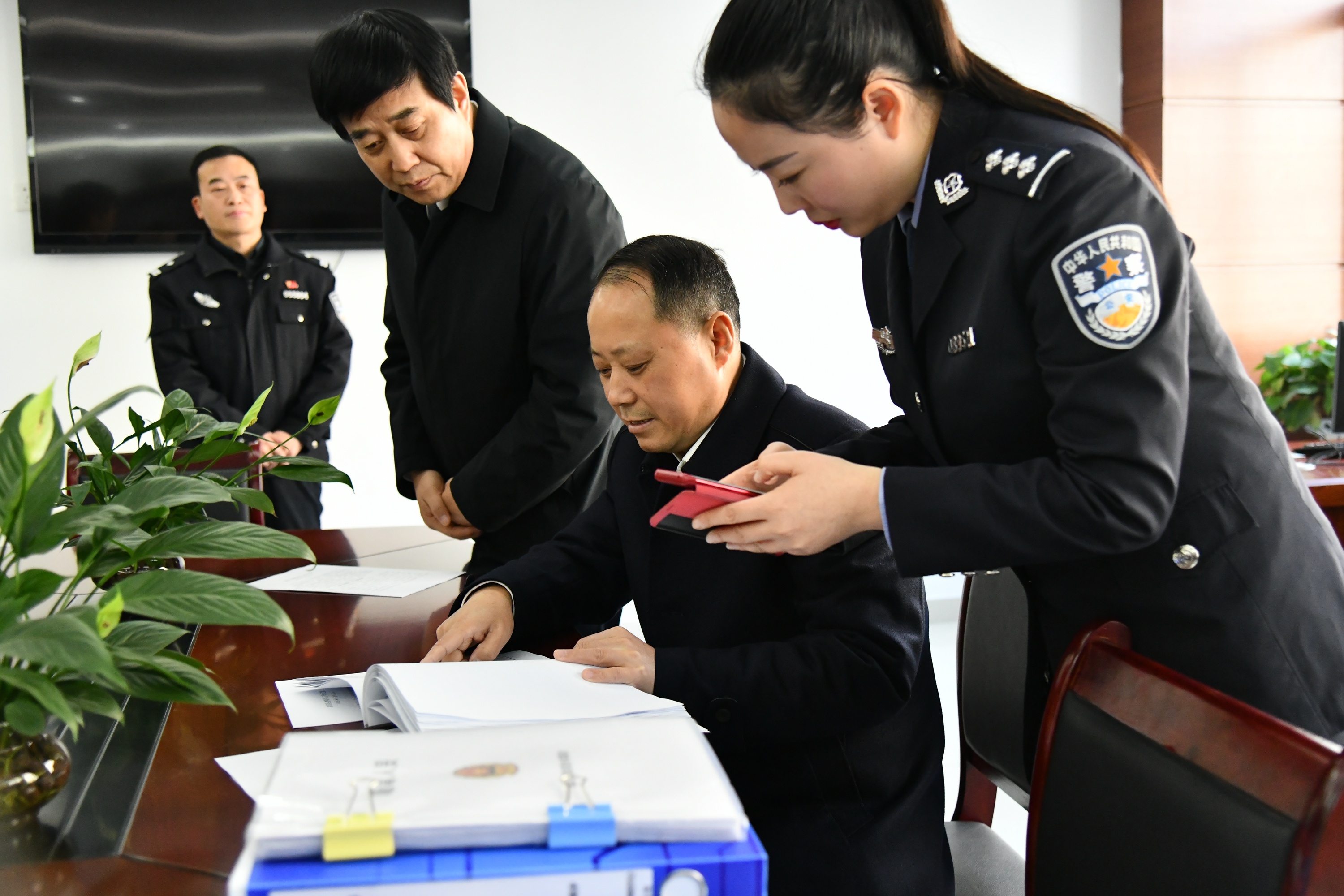 段贤柱县长到公安局调研指导工作