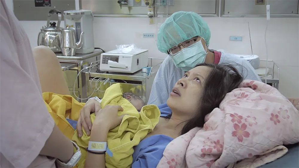 是两位导演陈育青,苏钰婷孕育四年,谈女性生育自主的纪录片
