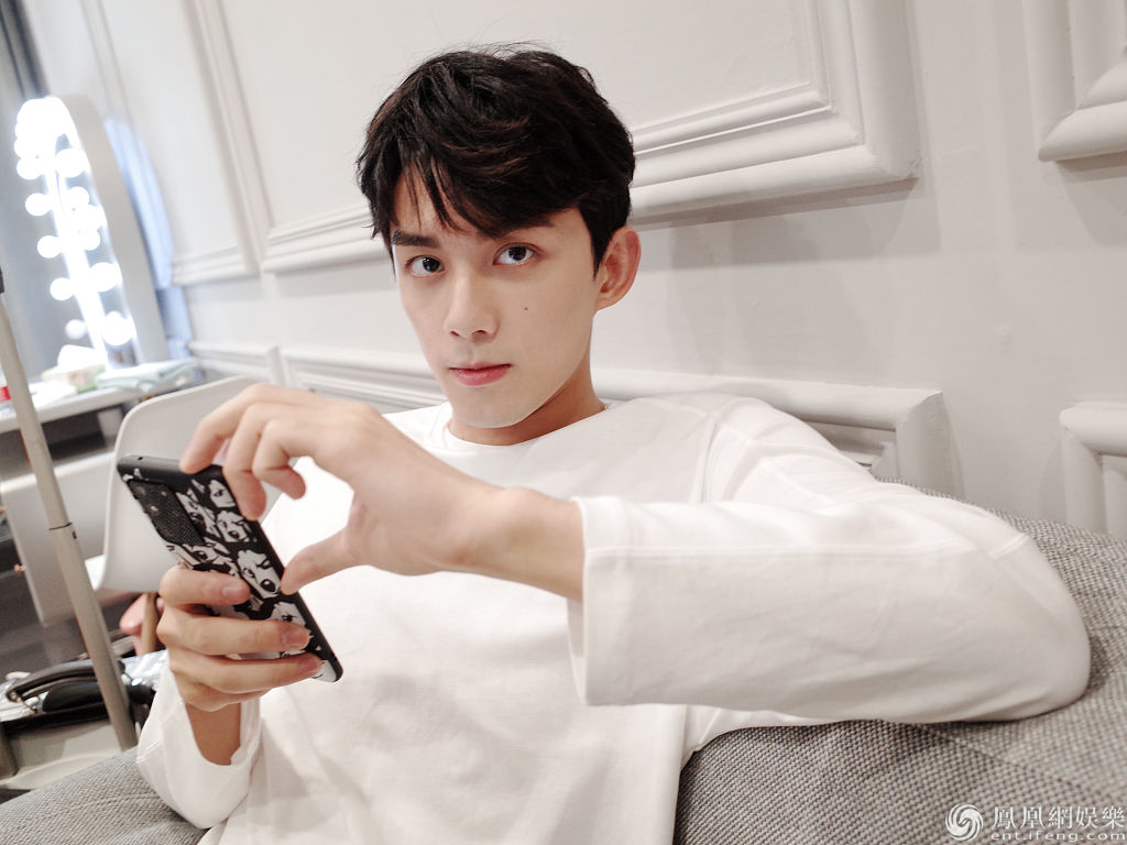 女友视角吴磊日常照曝光怼脸依旧帅气破洞裤更衬长腿太养眼