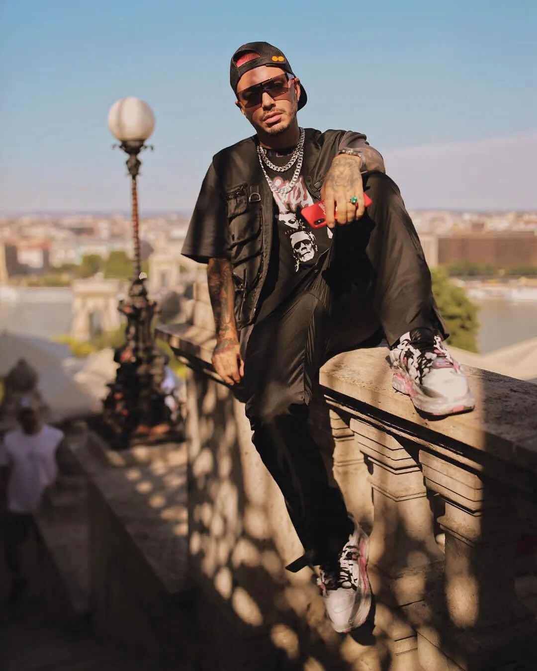 穿搭花里胡哨的"彩虹男孩",凭什么aj都找他联名?