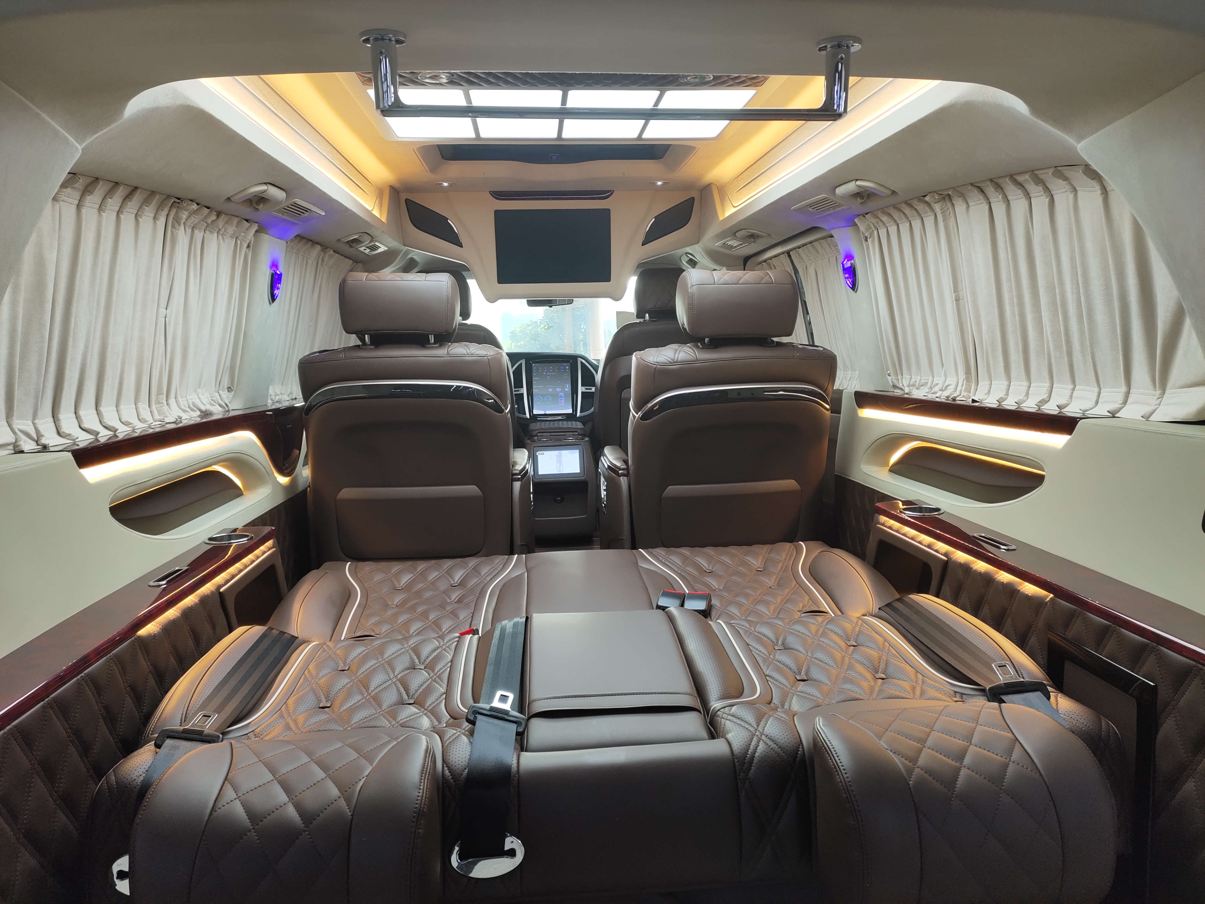 奔驰威霆商务车高耸的车顶为车内空间提供了良好的保证.