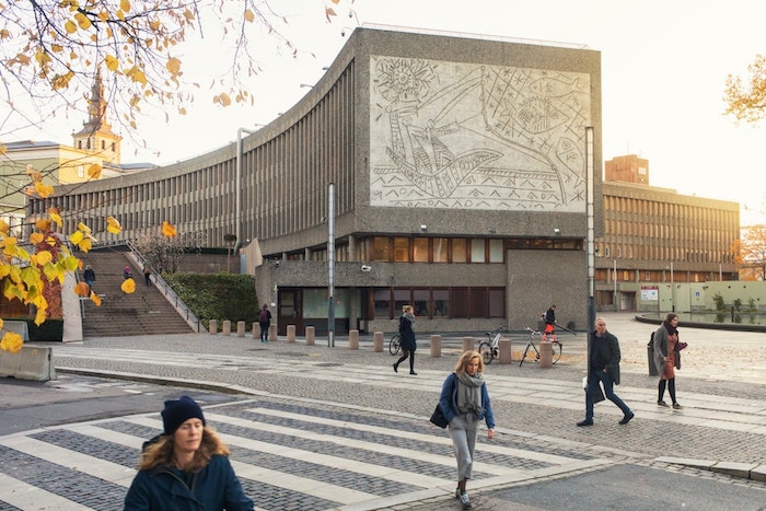 挪威奥斯陆的政府大楼Y-Block外墙上悬挂着由毕加索和挪威艺术家卡尔·内丝哈尔(Carl Nesjar)共同创作的混凝土大型壁画《渔夫》。