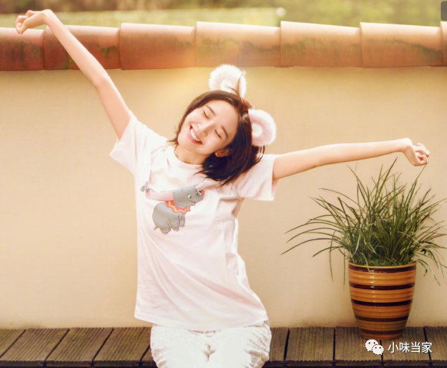 运动装扮的唐艺昕笑容很灿烂服装搭配色调显得太美好