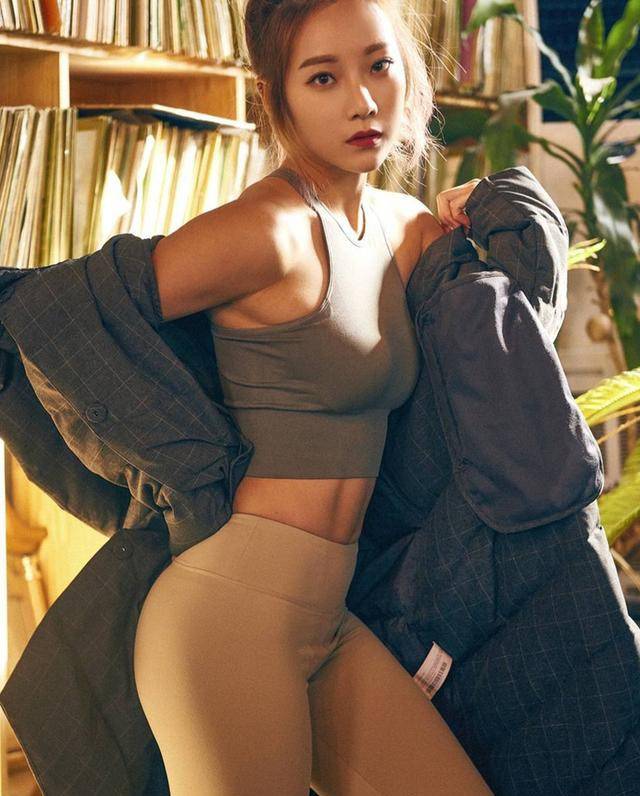 韩国美女健身教练酷似王珞丹脸能整容身材只能练