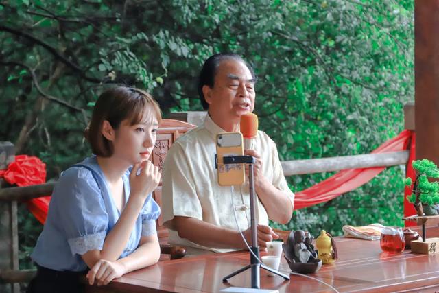 "观音山上观山水"征集下联,出句人邹继海在观音山直播答疑