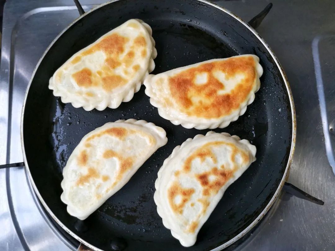 韭菜盒子这么做,皮薄馅大不出水,咬上一口满嘴香