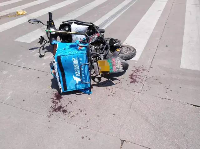 义乌一外卖小哥被撞飞十几米,360°腾空头部着地,轻松站起