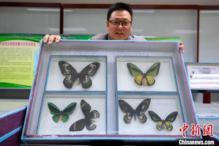 曹天文先后在全国义务举办科普展览350多场。 韦亮 摄