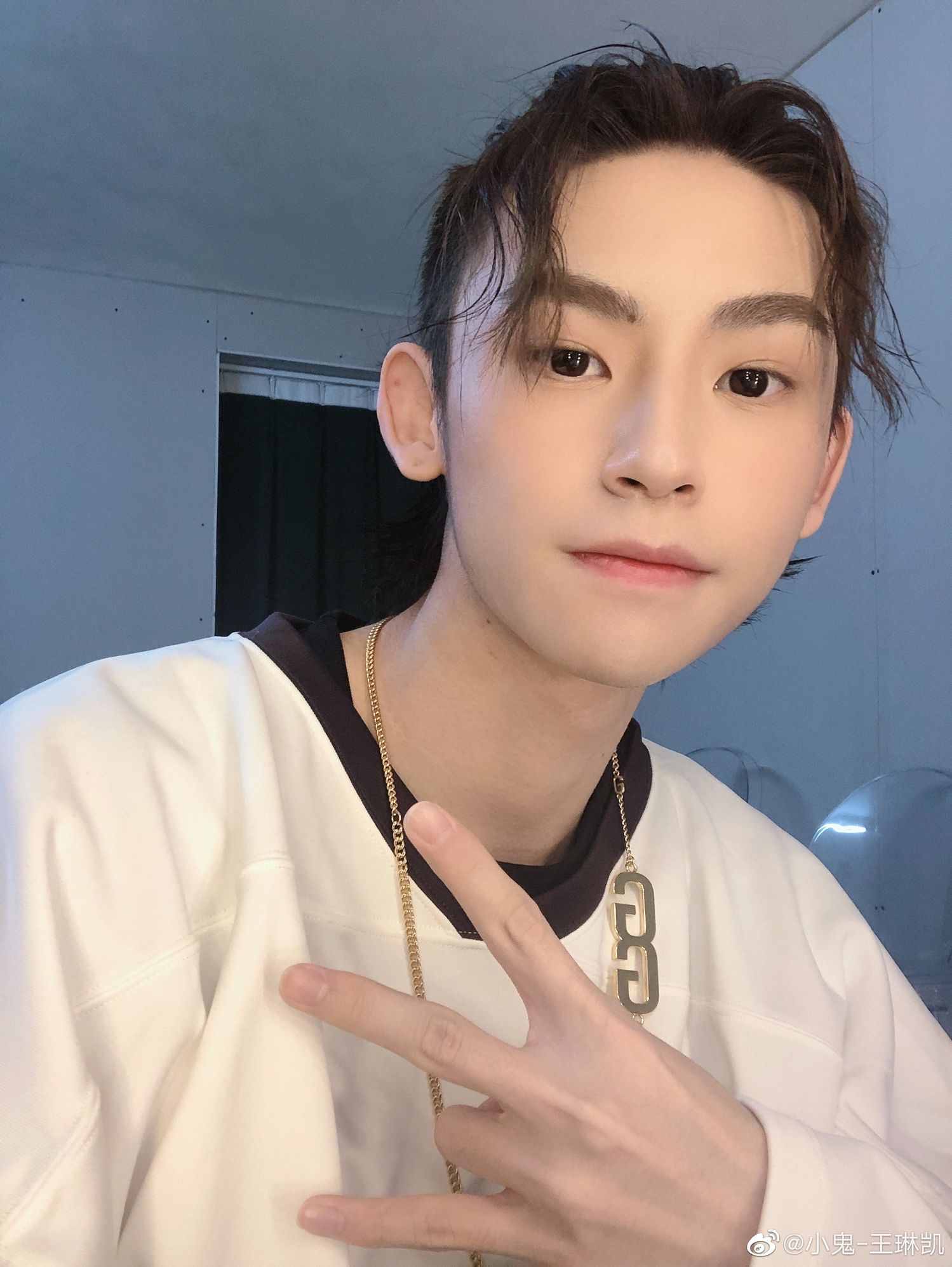 出道700天小鬼微博上线发自拍满脸胶原蛋白的日系卷毛boy