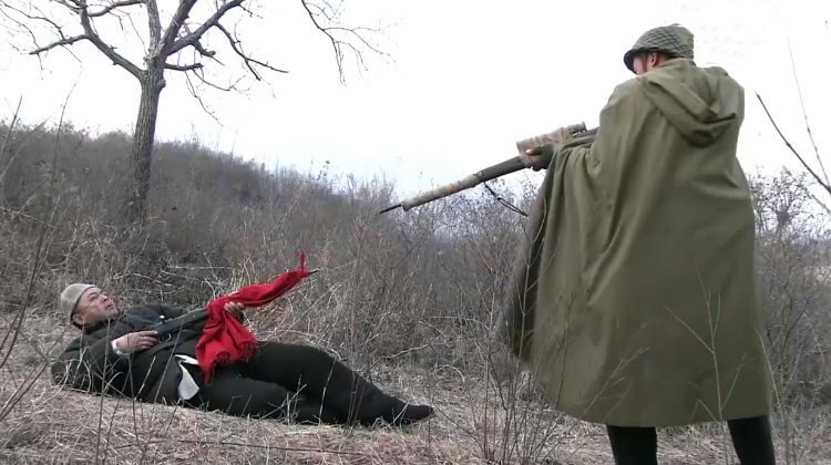 鬼子狙击手击倒战士,正得意时放松警惕,不料被