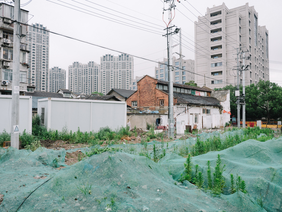 待拆区域和不远处的高层住宅。