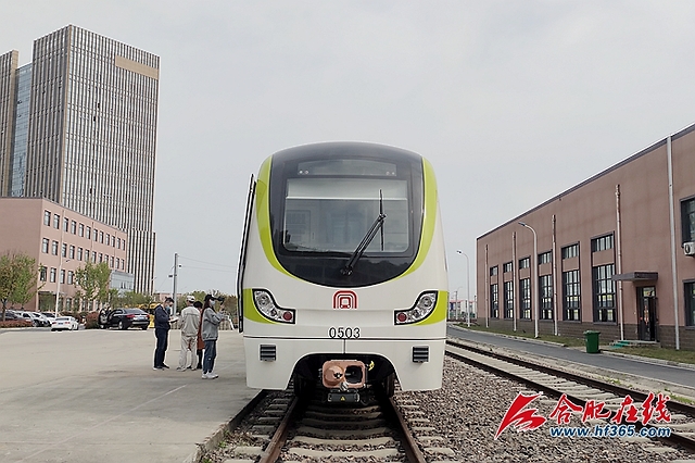 最新轨道5号线列车柳芽青抵达珠江路车辆段