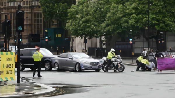英首相车队遭抗议者拦车，约翰逊座驾被追尾