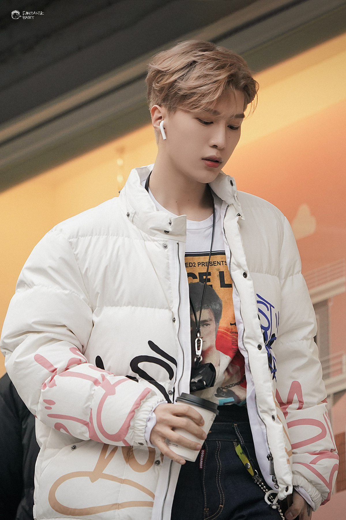 范丞丞首尔上班饭拍帅气来袭张扬少年整装待发前往发布派对