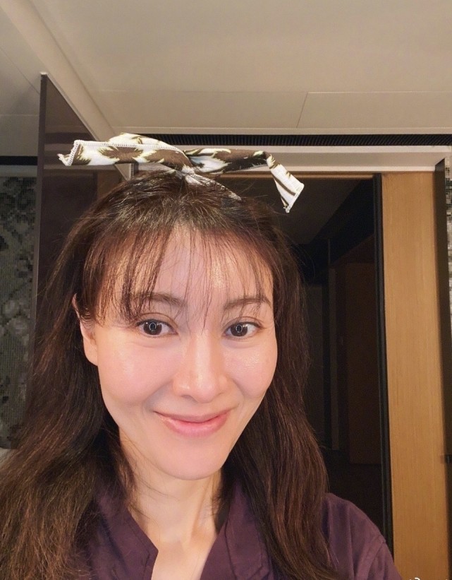 高颜值李嘉欣太自信晒本人素颜自拍照网友史上最丑的一张