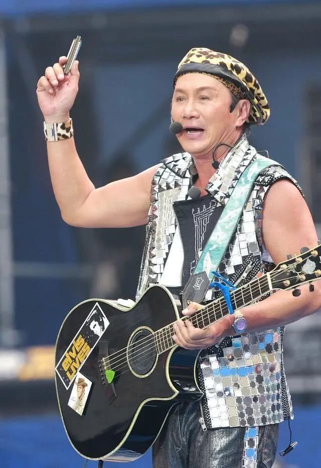 在香港无人的街头72岁的许冠杰一个人开了一场演唱会