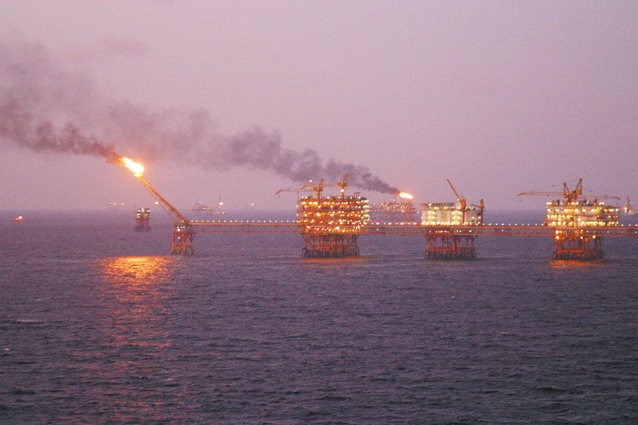 图为越南海上油井最近,越南主动拆掉了石油钻井平台,宁愿赔掉70亿也要