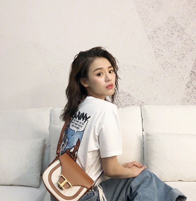 马思纯微博晒近照一头卷发搭配白色t恤瘦身之后更显魅力