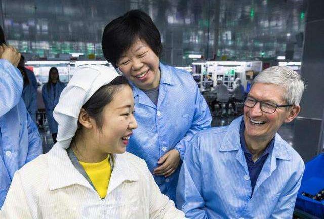 库克参观立讯工厂(图源:立讯精密官网)
