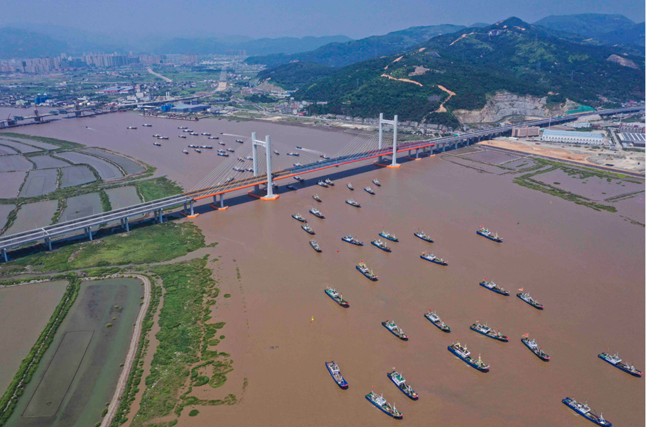 东海开渔,鳌江出海口,渔船开足马力驶向大海