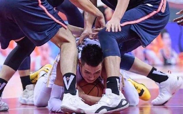 林书豪本赛季被对手“关照”的缩影。图/社交媒体