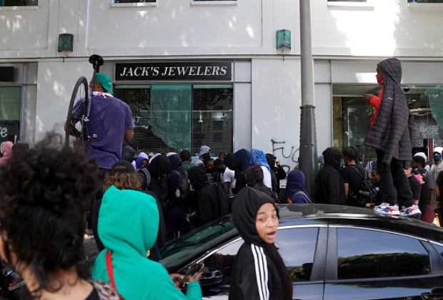 洛杉矶华人区抗议集会,华人男驾车横冲直撞,有人被撞飞到引擎盖上