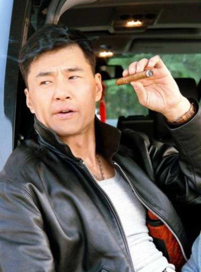 于荣光多年不走红的真相,是因为他在另一个圈子里红得发紫