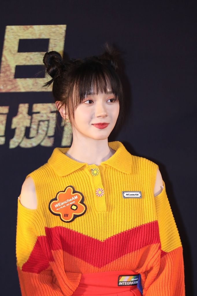 卜冠今为新片沐浴之王站台梳双丸子头俏皮甜美吸睛