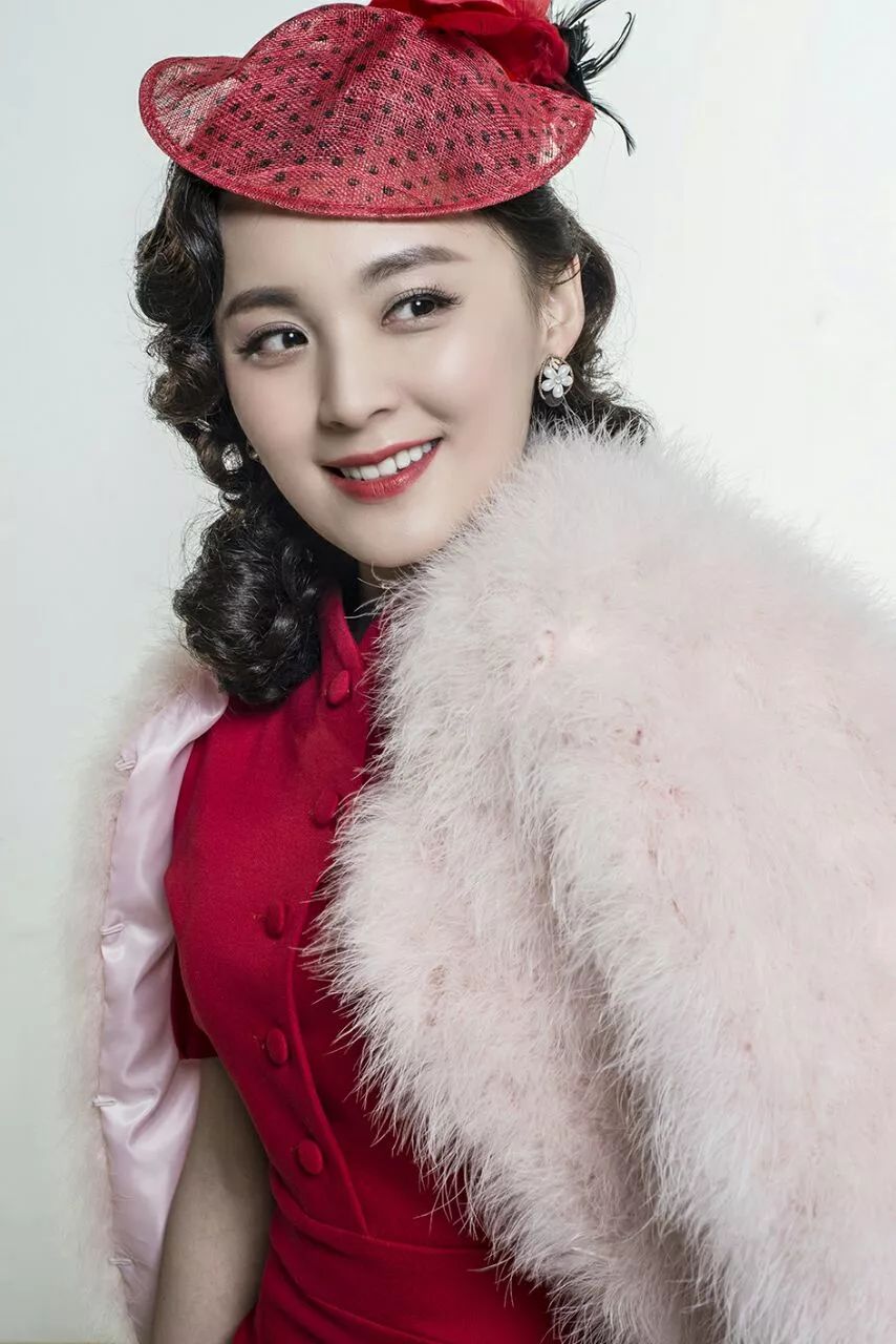 如果要走明艳民国美人的路线,妆容建议重在晕染感而非线条感,因为