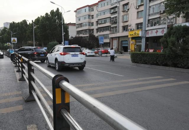 临汾:解放西路实行硬隔离