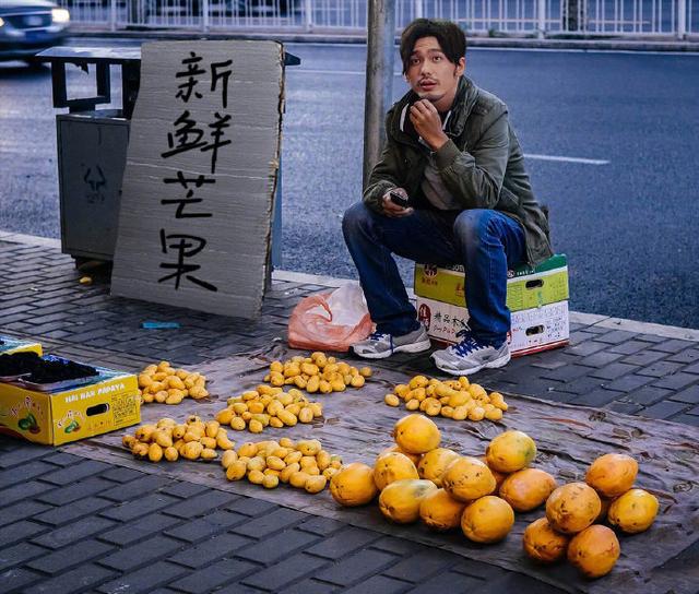 明星也能"摆地摊",李现卖热干面,李易峰烧烤,王俊凯卖煎饼