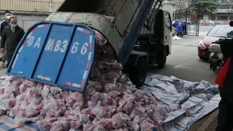 武汉一社区用垃圾车给居民送肉 副区长被审查