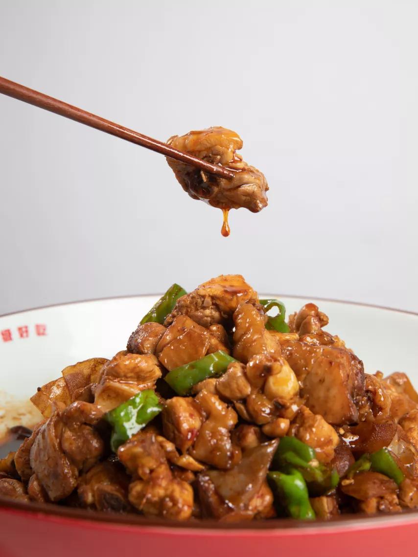 常吃的,逢到做家宴的,一份鱼头汤少不了,其次就是点些海鲜和蚌埠菜