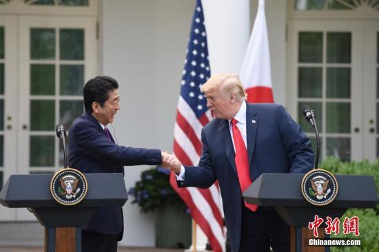 美国总统特朗普(右)与日本首相安倍晋三。 中新社记者 刁海洋 摄