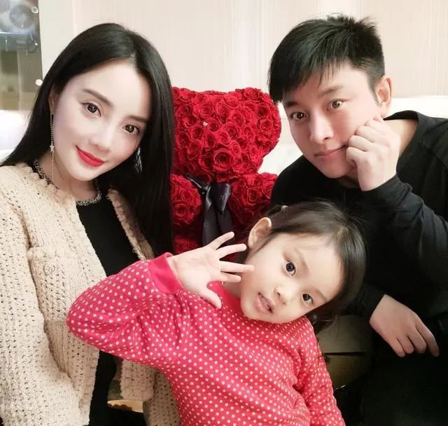 看到别人求婚,贾乃亮泪水鼻涕都流出来了,网友:悲喜交加而泣__凤凰网