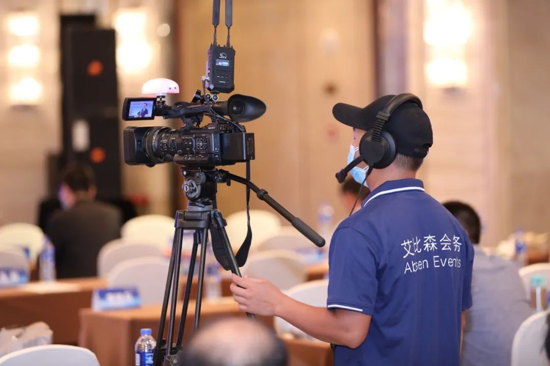 央视记者现场采访