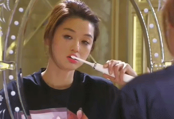 32岁的全智贤"自毁形象"饰演落魄千颂伊,从此,无人不晓平平无奇全智贤