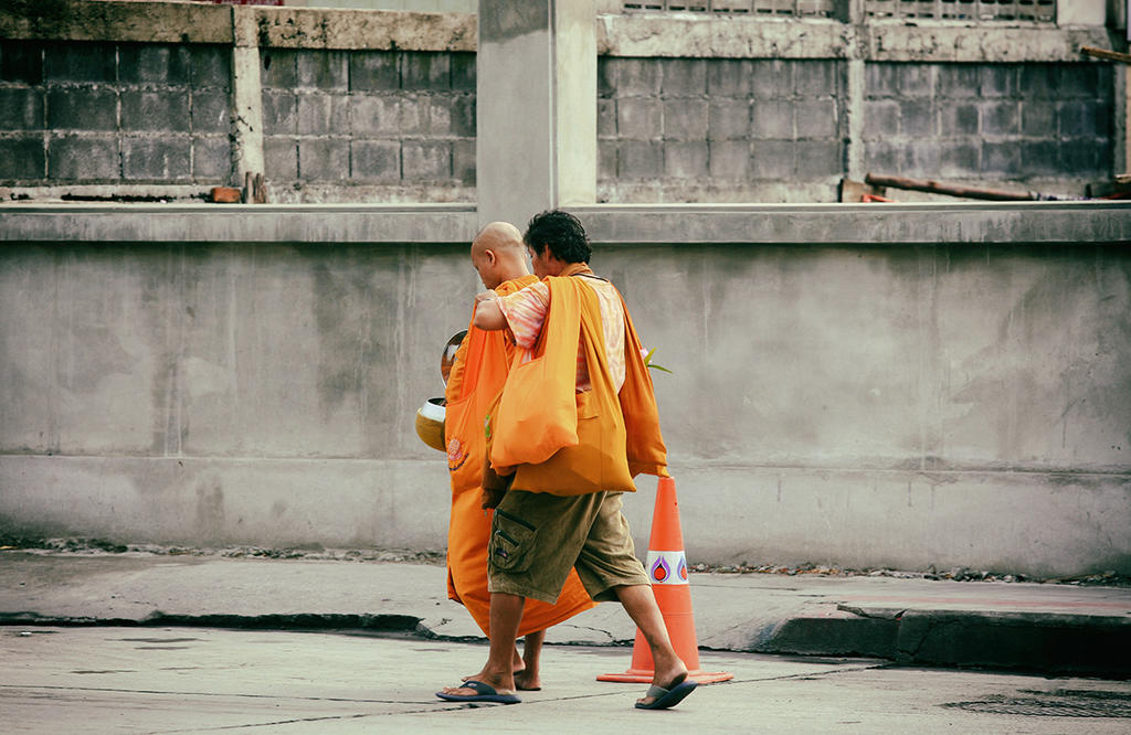 清晨化缘的泰僧人