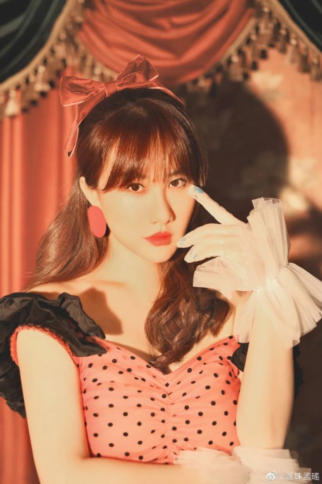 近日,孟瑶在社交网络上发文宣布自己与丈夫周磊已于2019年离婚,目前