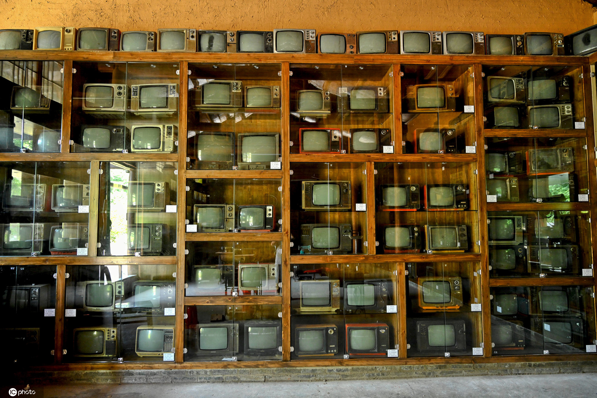 江西省南昌市,在城郊一处景区内,大量老式"大疙瘩"电视机成排分层整齐