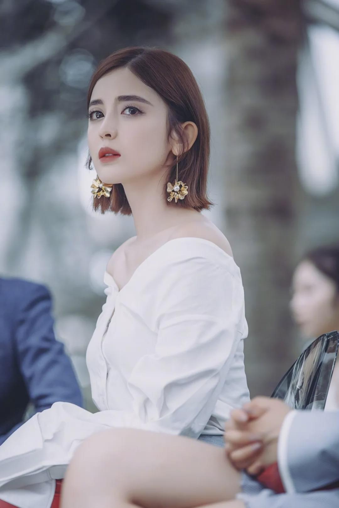 其实,除去五官量感,整体风格与发型的不匹配,侧颜线条是最大的壁垒.